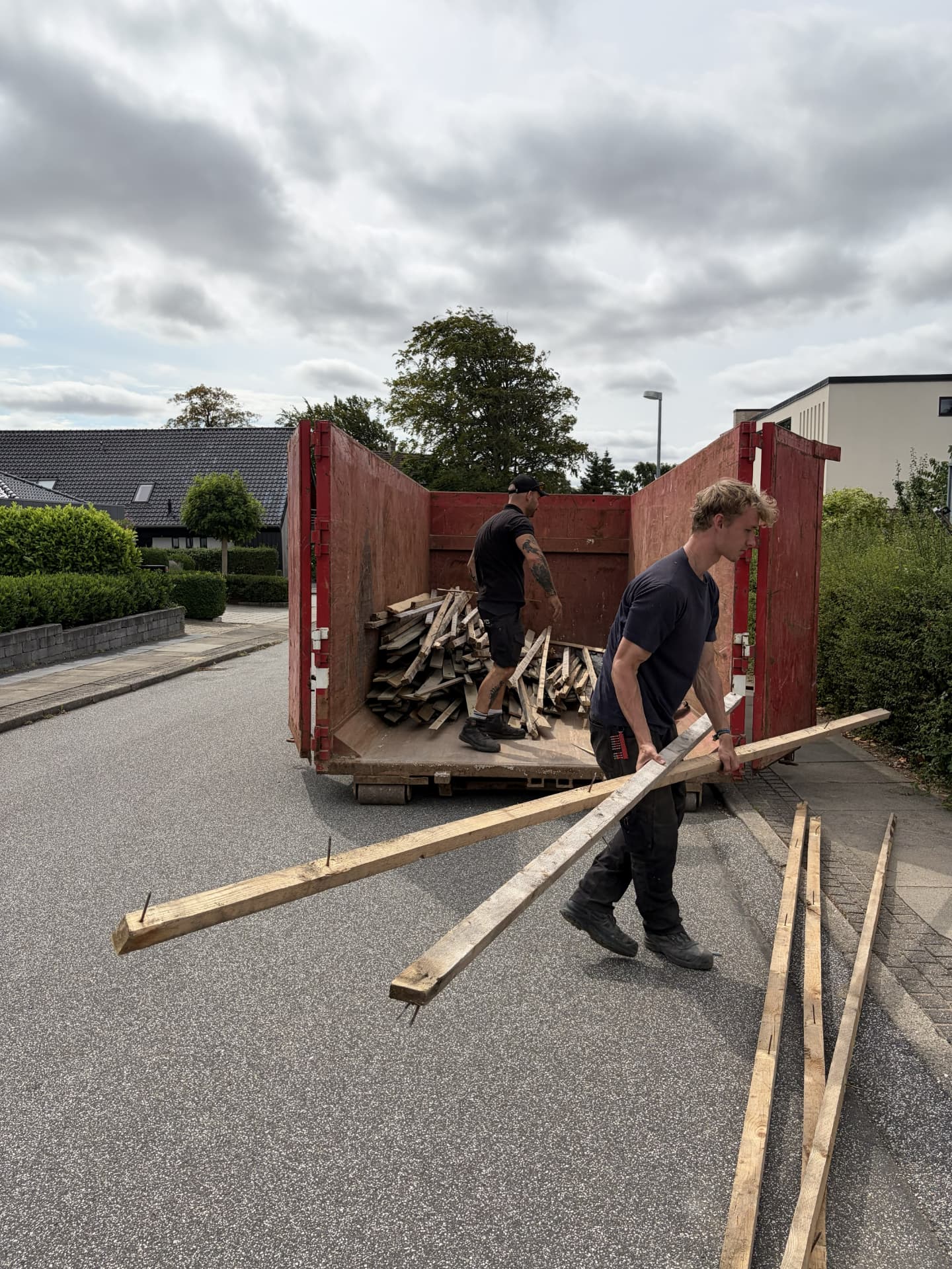 Medarbejder fra Niebuhr Gruppen ved en ejendom