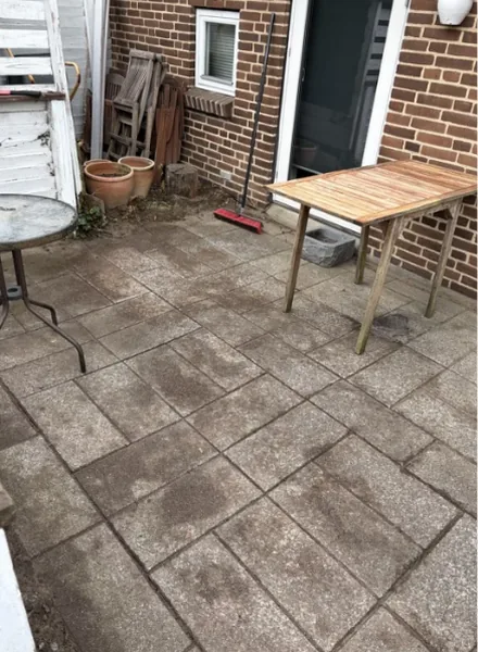 Terrasse-efter-rens-uden-mos-og-ukrudt